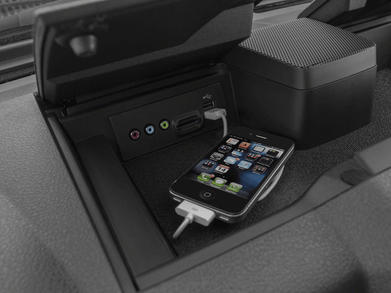 2016 Ford Super Duty F-450 DRW 4WD Crew Cab 172" Platinum - Interior iPod/MP3 Dock with Player