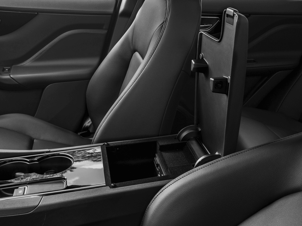 2018 Jaguar F-PACE 20d Prestige - Interior Center Storage Console