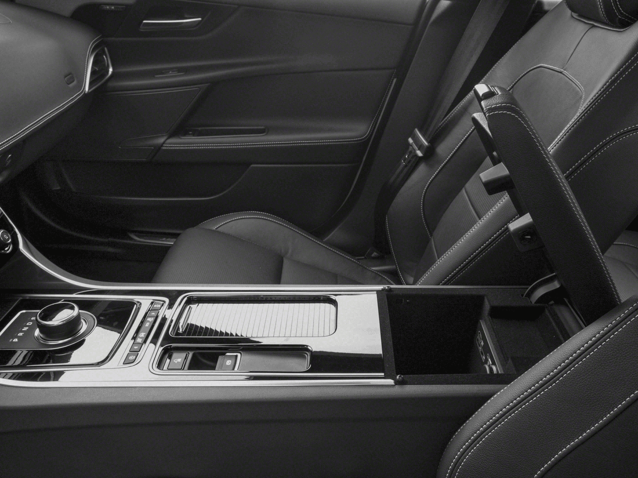 2018 Jaguar XE 20d R-Sport - Interior Center Storage Console