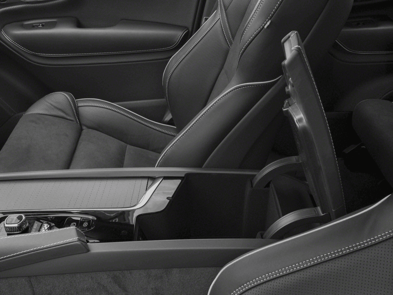 2018 Volvo XC90 R-Design - Interior Center Storage Console