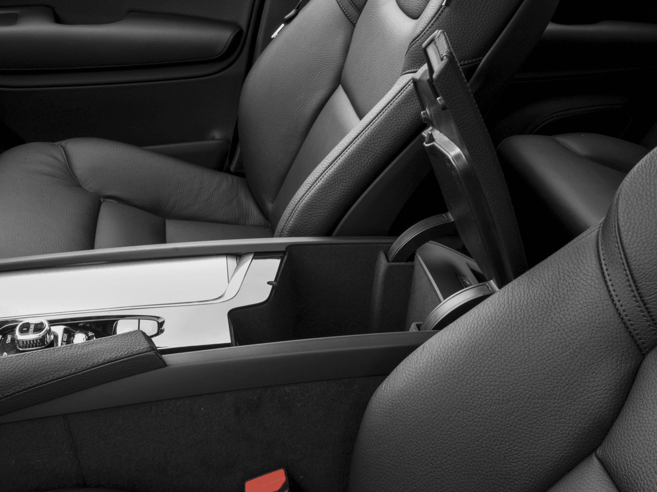2018 Volvo XC90 Momentum - Interior Center Storage Console